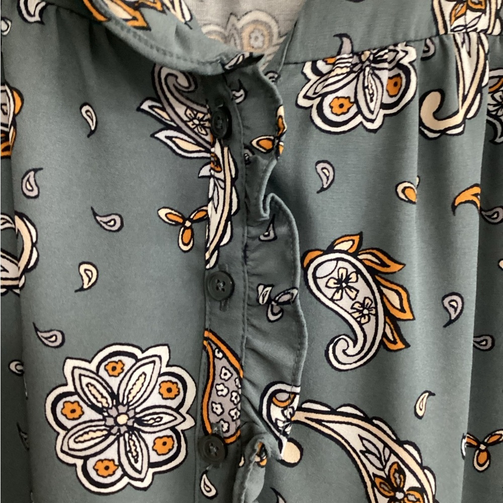 Loft
Long sleeve
Paisley shades of blue
Medium
Very comfortable